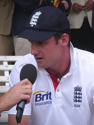 England recover to edge closer to becoming the top Test side