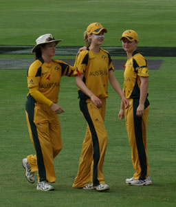 Ellyse Perry heads off the field after a finger injury